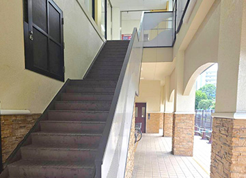 階段またはエレベーターを使って2階に上がります