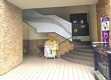 さらに奥へ直進すると2階への階段がもう一つございます